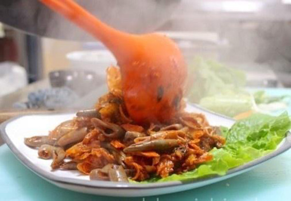 Giun thìa biển tươi có thể làm được nhiều món như xào, nướng. Dù chế biến theo cách nào, món ăn vẫn giữ được vị ngon ngọt vô cùng hấp dẫn.