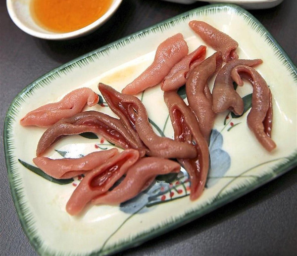 Những thực khách sành ăn cho biết, giun thìa biển có vị giòn dai, ngọt tươi không kém hàu hay sò tươi.