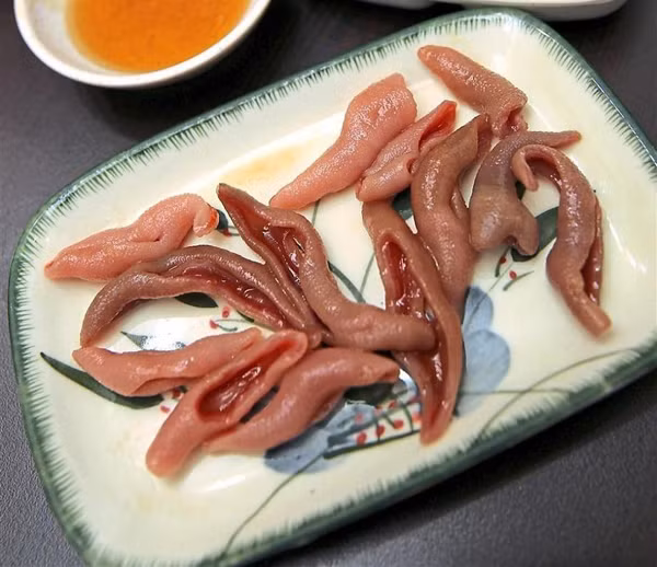 Những thực khách sành ăn cho biết, giun thìa biển có vị giòn dai, ngọt tươi không kém hàu hay sò tươi.