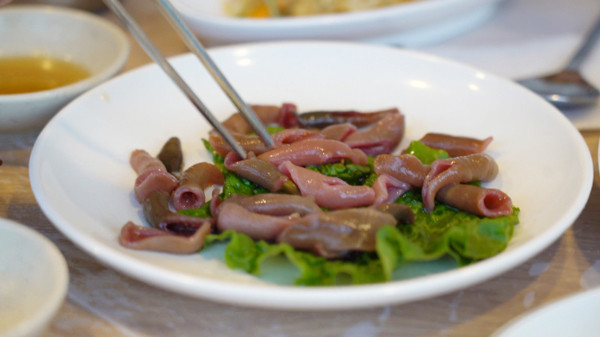 Tuy vậy, giun thìa biển sống không phải món ăn ai cũng đủ can đảm thưởng thức. Nhiều người chùn đũa trước vẻ ngoài đỏ hỏn, liên tục ngọ nguậy của loại hải sản có hình dạng nhạy cảm này.