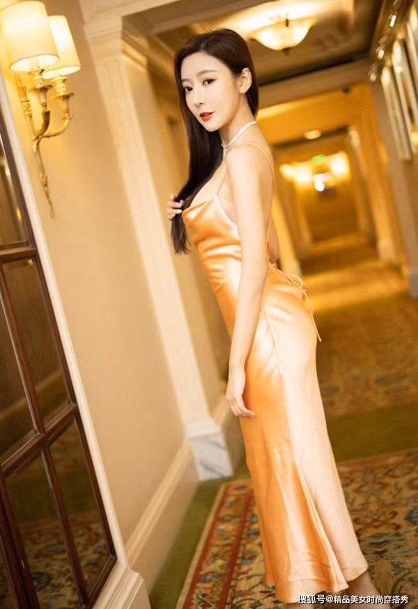 Đặc biệt, kiểu váy có tính ứng dụng cao, mặc một mình hoặc khoác áo mỏng đều được. Kiểu váy cũng hợp với nhiều hoàn cảnh như hẹn hò hay dự tiệc sau giờ làm việc. (Ảnh: Sohu)