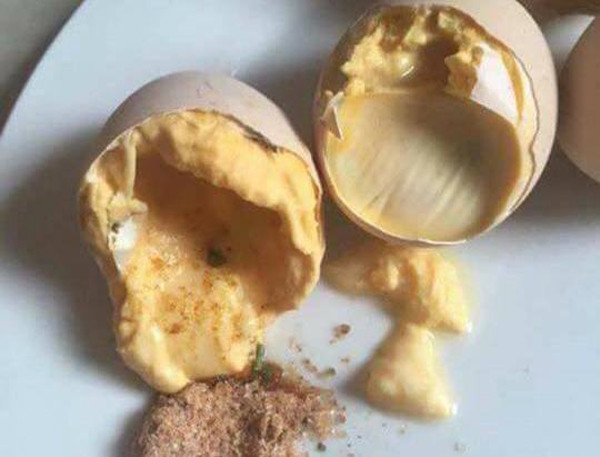 Hương vị miêu tả hấp dẫn là vậy song không phải ai cũng “liều mình” ăn trứng vữa. Nguyên nhân bởi trứng vữa về cơ bản là trứng để lâu, vi sinh vật và chất bẩn có thể thâm nhập. Ăn món trứng độc dị này tiềm ẩn nhiều mầm bệnh, có thể nhiễm samonella hoặc tạp chất gây tiêu chảy, đau bụng.