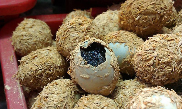 Trứng bắc thảo được làm từ trứng vịt, trứng cút hay trứng gà có phôi chưa phát triển thành hình. Trứng được ủ trong hỗn hợp đất sét và tro, thêm muối, vôi và trấu trong vài tuần hoặc vài tháng.