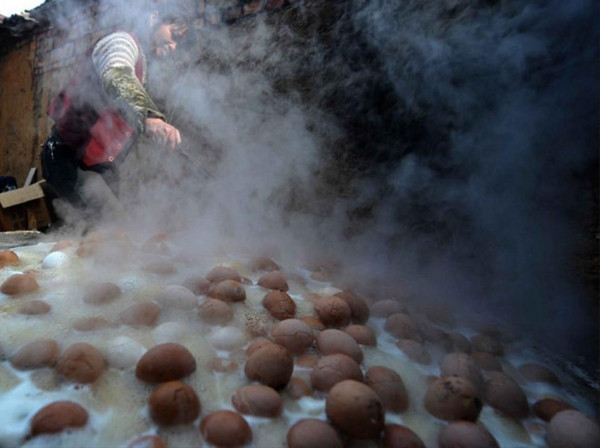 Khi luộc, trứng sẽ được ngâm trong nước tiểu rồi đun sôi. Trứng chín, người luộc sẽ vớt ra, đập dập vỏ rồi luộc nhỏ lửa với nhiều loại thảo mộc suốt 1 ngày 1 đêm.