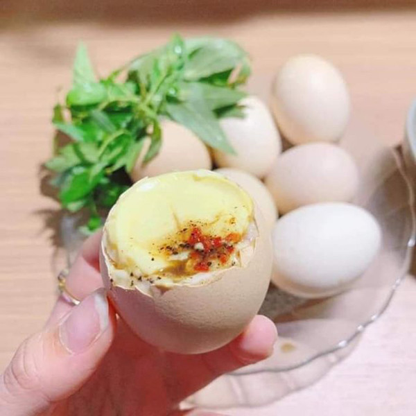 2. Trứng vữa. Trứng vữa là loại trứng ấp lâu ngày không nở được thành con, lòng trắng và lòng đỏ hòa lại với nhau, vữa vữa dẻo dẻo. Trứng vữa không hẳn là trứng ung. Nó ở trạng thái vừa chớm trước khi hỏng, vỏ có chấm đen chứ không sậm hay đen hẳn, mùi cũng dễ chịu hơn trứng ung, có vị béo ngậy hơn trứng thường. Cách chế biến trứng vữa phổ biến nhất là luộc chín, chấm với muối tiêu chanh hoặc mắm pha chua cay ngọt.