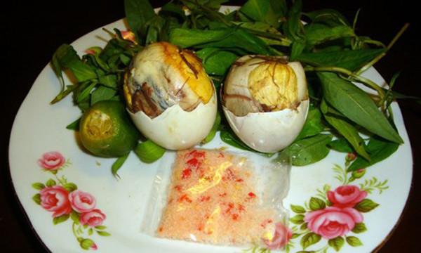 Trứng vịt lộn được đánh giá cao nhờ lượng dinh dưỡng có giá trị cao như protein, lipid, canxi, photpho, cholesterol, vitamin...