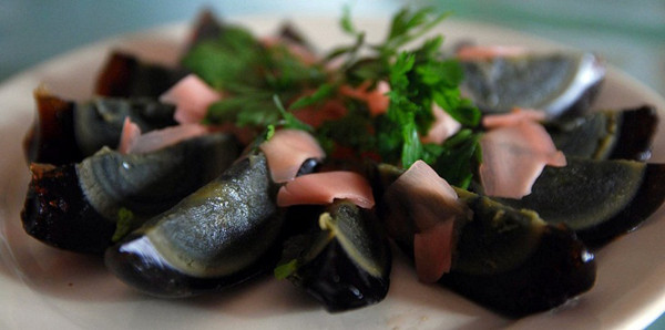 Trứng bắc thảo được ủ lên men nên có thể ăn trực tiếp hoặc luộc. Nếu ăn trực tiếp, trứng có vị mềm dẻo và hơi dính. Trong khi đó, trứng sẽ cứng hơn nếu luộc khoảng 15 phút. Có nhiều cách thưởng thức trứng bắc thảo. Nhiều nơi, trứng được dùng như 1 món khai vị, kết hợp với rau, ăn với cháo trắng hoặc dùng với trứng vịt lộn...