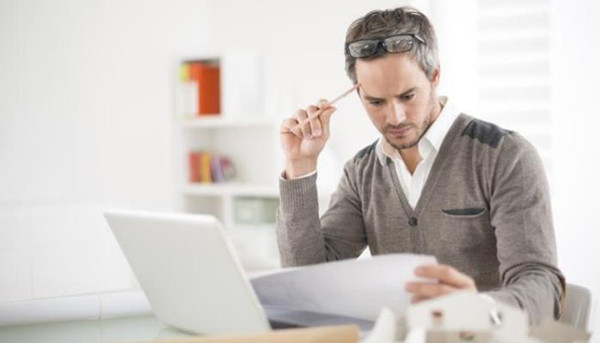 Để thoát khỏi hình bóng người cũ, bạn nên tập trung vào công việc, bạn bè, người thân... Khiến mình trở nên bận rộn sẽ không có thời gian nghĩ về người cũ. Theo thời gian, nỗi nhớ phai nhạt, bạn sẽ dễ buông tay và chấp nhận cuộc sống mới, có người yêu mới.