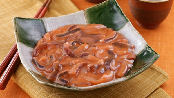 Ngoài ăn với cơm trắng, shiokara còn được phục vụ trong các quán rượu. Đặc sản shiokara chứa nhiều muối, càng ăn càng khát nước. Vậy nên, chủ quán dùng món này để khách hàng uống nhiều rượu hơn. (Ảnh minh họa)