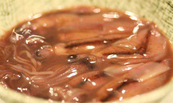 Khi đi vào cơ thể, món ăn góp phần giảm nguy cơ đau tim, đột quỵ, tăng huyết áp. Đây cũng là món ăn được người Nhật xưa dự trữ để vượt qua mùa đông khắc nghiệt – thời điểm việc đánh bắt hải sản khó khăn. (Ảnh: Tugo)