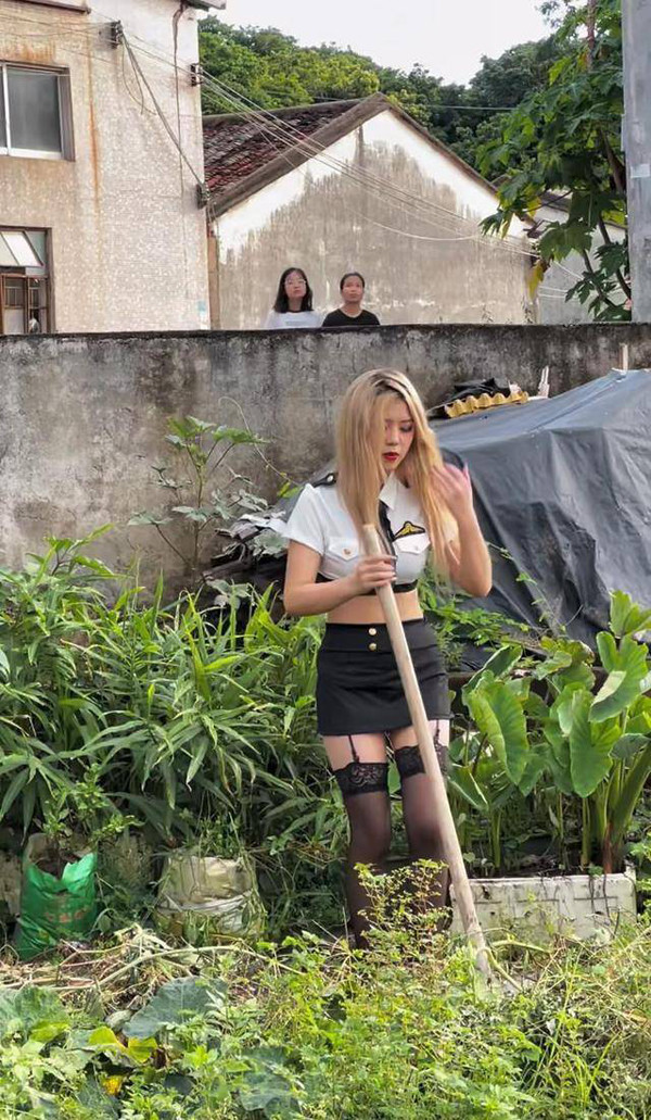 Không hề giấu giếm, người dân soi mói Tiểu Nữ bất kỳ khi nào họ rảnh rỗi. Đối mặt với lời bàn tán ác ý, cô gái không nói nhiều nhưng trong lòng không tránh khỏi cảm giác khó chịu. Dù sao, Tiểu Nữ về đây để tận hưởng cuộc sống bình yên. Những lời nhạo báng khiến cô không còn cảm giác an toàn.