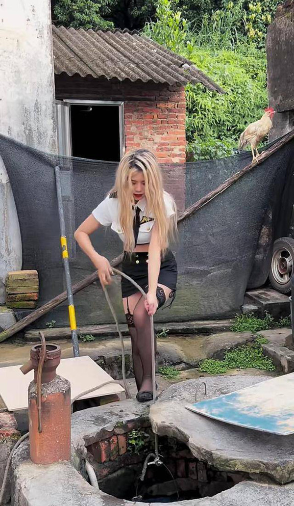 Nhìn tổng thể, bộ đồ không quá hở hang nhưng toát lên vẻ phóng túng, xa lạ với người dân chất phác vốn quen với những luống cây, ngọn cỏ. Không chỉ lần đầu gặp mặt, thời gian sống ở làng, Tiểu Nữ luôn giữ phong cách ăn mặc gợi cảm của mình. Ngay cả khi ra vườn làm việc, cô vẫn diện đồ kiệm vải.