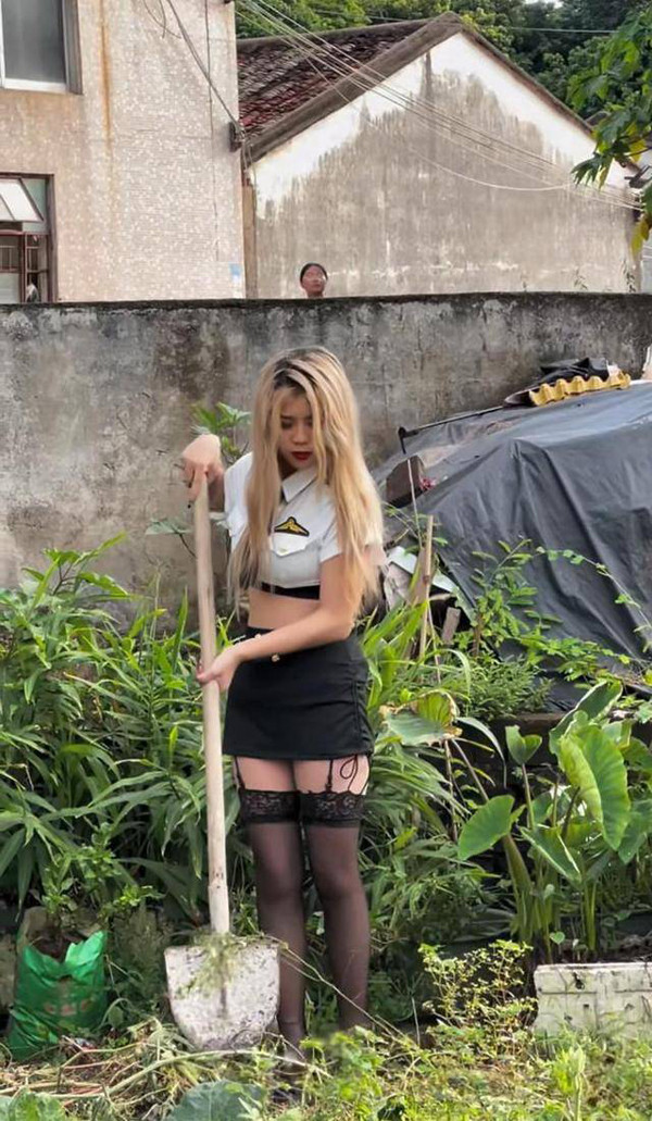 Chứng kiến phong cách ăn mặc mát mẻ của cô gái, nhiều người lớn tuổi thậm chí nhận xét cô ăn mặc “rẻ tiền”, phóng túng. Nếu là con gái nhà họ, chắc chắn sẽ bị đuổi ra khỏi làng.