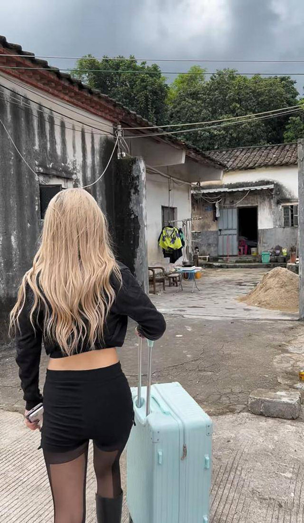 Được biết, Tiểu Nữ (bút danh) 20 tuổi, quê ở Quảng Tây, làm việc ở Huệ Châu, Quảng Đông. Thời gian gần đây, thời tiết rất nóng nên Tiểu Nữ về thăm gia đình, tranh thủ hưởng thụ cuộc sống bình yên nơi quê nhà.