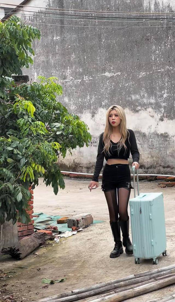 Mới đây, mạng xã hội Trung Quốc được dịp xôn xao về trường hợp một cô gái ăn mặc mát mẻ về làng. (Ảnh: Sohu)