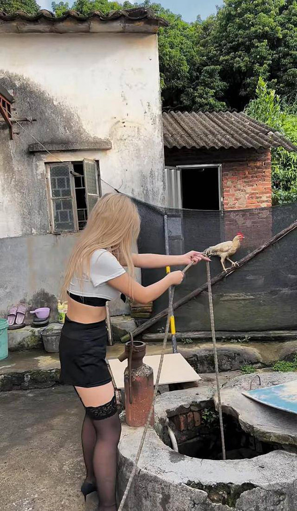 Hình ảnh cô gái mặc mát mẻ về làng đăng tải trên mạng xã hội nhanh chóng thu hút sự chú ý. Đa số cho rằng cô gái ăn mặc không hợp với hoàn cảnh sống. Ở quê, trẻ con đạt điểm cao cả làng còn biết nên ăn mặc khác biệt như vậy tạo sự chú ý là đương nhiên. Muốn không trở thành đối tượng chỉ trỏ của mọi người, cô gái nên ăn mặc tiết chế. Người xưa có câu “nhập gia tùy tục”, huống hồ cô gái là người bản địa, đương nhiên biết thói quen sống của người làng.