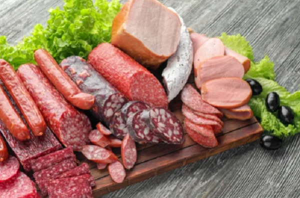 Về chế độ ăn uống, chuyên gia nhấn mạnh thực phẩm chế biến có thể khiến người dùng đối diện nguy cơ ung thư cao. Tổ chức Y tế Thế giới từng xếp loại chúng là “chất gây ung thư nhóm 1”.