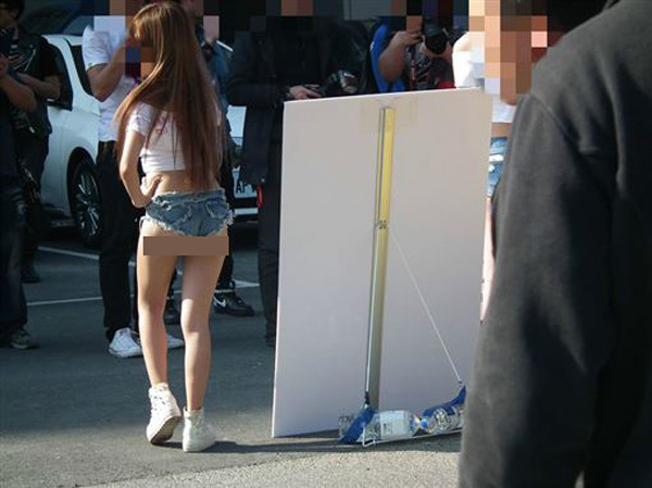 Thiết kế quần quá ngắn cũng ảnh hưởng đến hiệu quả tôn dáng. Bình thường, quần siêu ngắn sẽ mang tới vẻ trẻ trung, năng động. Vậy nhưng, kiểu quần này không hợp với người vóc dáng quả lê. Nó làm lộ khuyết điểm đùi to, mất cân đối. (Ảnh: Dân Việt)