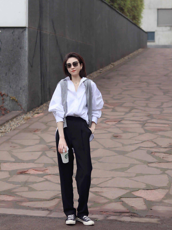 Khi mặc, bạn nên phối với áo sơ mi dáng rộng, luồn phần vạt áo trước vào quần, viền sau thả tự do nhằm giấu mông. Nhìn tổng thể, trang phục mang đến cảm giác thanh thoát, không lộ khuyết điểm cơ thể. (Ảnh: Sohu)