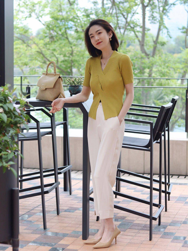 Quần để lộ mắt cá chân. Bạn cần chú ý chiều dài của quần để lộ mắt cá chân. Chiều dài chiếc quần quá ngắn dễ khiến đôi chân trông to và thô. Thay vào đó, mắt cá chỉ nên lộ một phần nhỏ, giúp giảm bớt sự nặng nề của thân dưới. Đồng thời, độ dài này còn giúp chân trông dài hơn, che khuyết điểm chân dày. (Ảnh: Sohu)