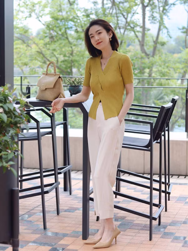 Quần để lộ mắt cá chân. Bạn cần chú ý chiều dài của quần để lộ mắt cá chân. Chiều dài chiếc quần quá ngắn dễ khiến đôi chân trông to và thô. Thay vào đó, mắt cá chỉ nên lộ một phần nhỏ, giúp giảm bớt sự nặng nề của thân dưới. Đồng thời, độ dài này còn giúp chân trông dài hơn, che khuyết điểm chân dày. (Ảnh: Sohu)