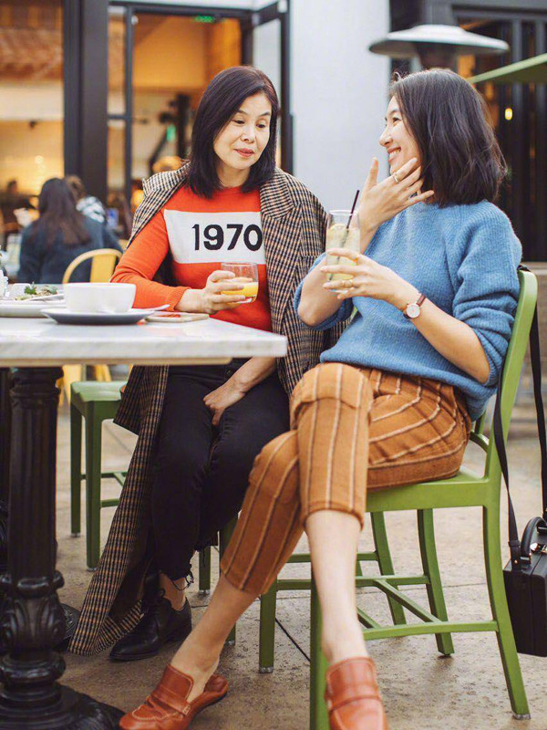 Ngoài việc chỉ ra kiểu quần người dáng quả lê nên mặc, stylists còn chỉ ra những kiểu quần nên tránh. Cụ thể, chị em nên hạn chế mặc quần ngố ôm sát, quần da bó. Chúng khiến người nhìn tập trung vào phần mông và đùi to. Quần bó còn khiến bạn không thoải mái khi vận động. (Ảnh: Sohu)