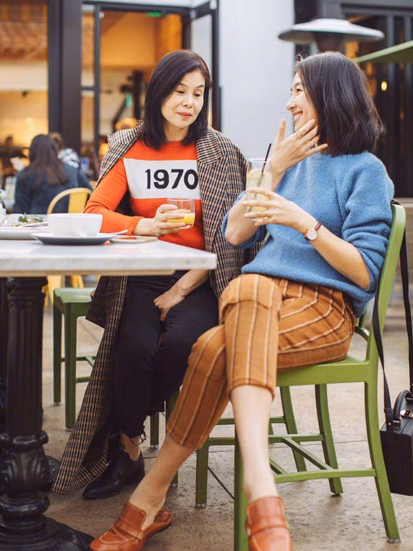 Ngoài việc chỉ ra kiểu quần người dáng quả lê nên mặc, stylists còn chỉ ra những kiểu quần nên tránh. Cụ thể, chị em nên hạn chế mặc quần ngố ôm sát, quần da bó. Chúng khiến người nhìn tập trung vào phần mông và đùi to. Quần bó còn khiến bạn không thoải mái khi vận động. (Ảnh: Sohu)