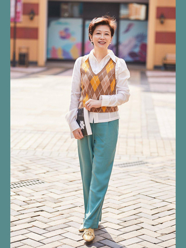 Phụ nữ vóc dáng quả lê cũng nên tránh thiết kế cầu kỳ, khiến phần thân dưới nhìn nặng nề hơn. Có thể nói, bất lợi hình thể của dáng người quả lê chủ yếu tập trung ở phần thân dưới. Ngoài phom dáng, bạn còn cần quan tâm đến màu sắc và chi tiết của quần. Những thiết kế màu tươi sáng, quá nhiều chi tiết sẽ khiến tổng thể diêm dúa. (Ảnh: Sohu)