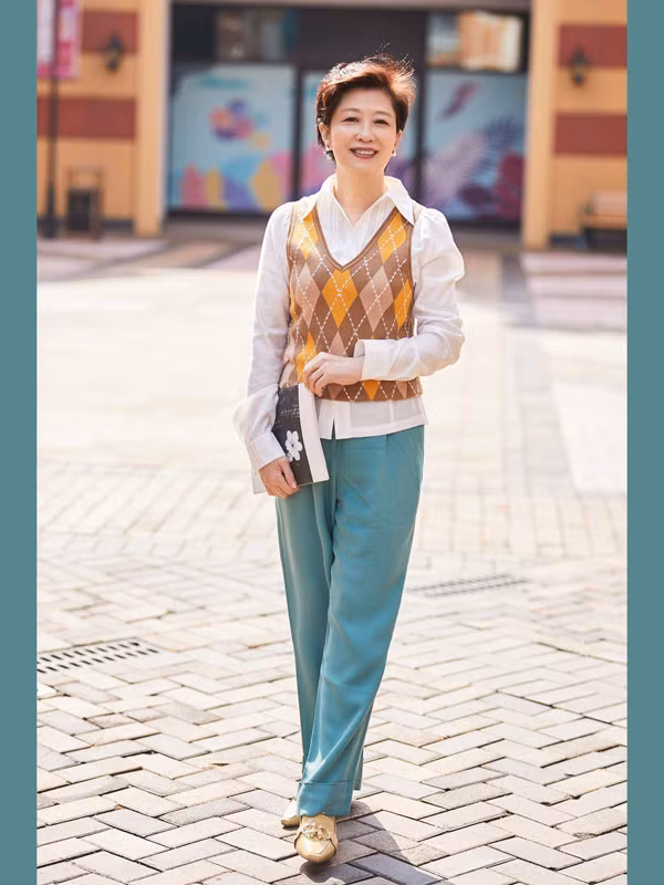 Phụ nữ vóc dáng quả lê cũng nên tránh thiết kế cầu kỳ, khiến phần thân dưới nhìn nặng nề hơn. Có thể nói, bất lợi hình thể của dáng người quả lê chủ yếu tập trung ở phần thân dưới. Ngoài phom dáng, bạn còn cần quan tâm đến màu sắc và chi tiết của quần. Những thiết kế màu tươi sáng, quá nhiều chi tiết sẽ khiến tổng thể diêm dúa. (Ảnh: Sohu)