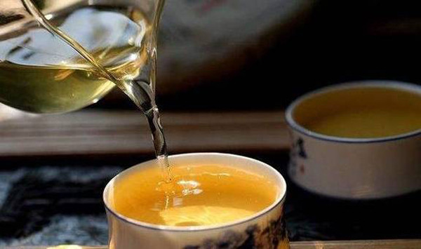 Để có lợi cho gan, bạn nên uống nước đầy đủ. Khi đi vào cơ thể, nước giúp giảm gánh nặng cho gan, hỗ trợ giải độc cơ thể. Ngoài ra, bạn cũng có thể tận dụng rau diếp xoăn, cây sói rừng, bồ công anh... đun sôi khoảng 30 phút, lọc bỏ bã, lấy nước uống để giải độc gan.