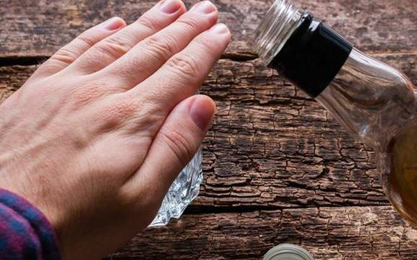 Bên cạnh đó, bạn nên tránh xa rượu bia. Khi đi vào cơ thể, 90% đồ uống có cồn được chuyển hóa ở gan. Uống lượng lớn đồ chứa cồn hoặc uống thời gian dài sẽ ảnh hưởng đến chức năng chuyển hóa và giải độc của gan.