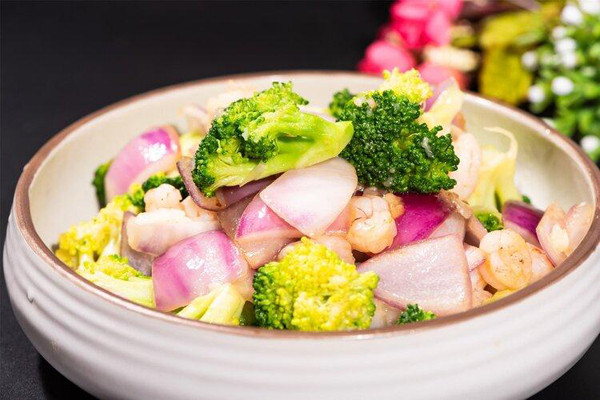 Thực tế, hành tây rất giàu dinh dưỡng. Nó chứa các dưỡng chất có lợi cho sức khỏe như sulfua, prostaglandin, anthocyanins, quercetin, canxi, sắt... (Ảnh: 39Health)