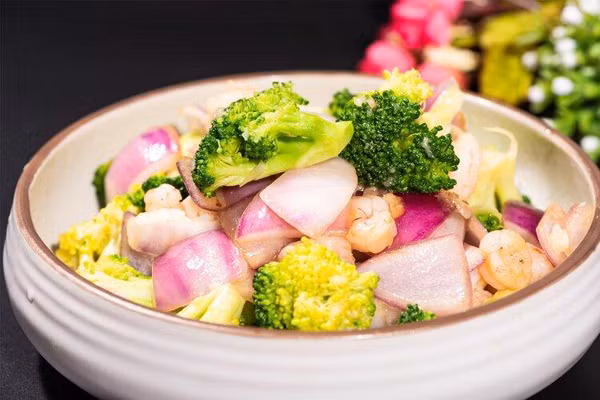 Thực tế, hành tây rất giàu dinh dưỡng. Nó chứa các dưỡng chất có lợi cho sức khỏe như sulfua, prostaglandin, anthocyanins, quercetin, canxi, sắt... (Ảnh: 39Health)