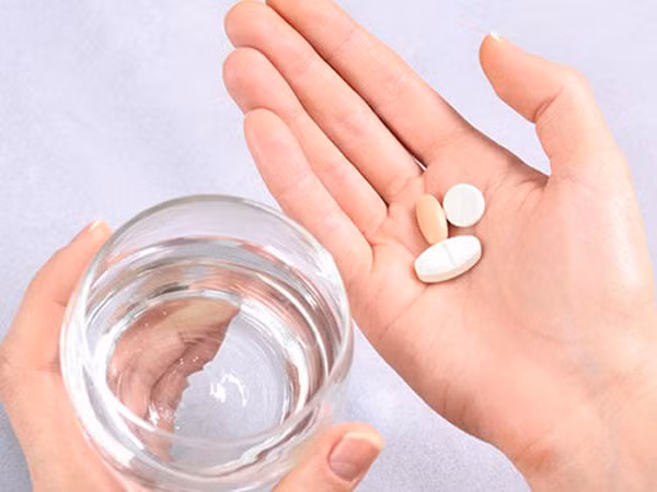 Khi đi vào cơ thể, các chất trong hành tây không thể hòa tan, phát huy tối đa tác dụng. Hơn nữa, nhiệt độ cao có thể phá hủy một số thành phần, ảnh hưởng đến lợi ích sức khỏe mà hành tây mang lại. Trong khi đó, các loại thuốc hạ huyết áp được điều chế riêng cho bệnh cao huyết áp, mang lại hiệu quả điều trị rõ rệt. (Ảnh minh họa)