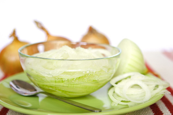 Để tận dụng lợi ích sức khỏe của hành tây, bác sĩ Zhang Dongmei trưởng Khoa Nội tiết, Bệnh Viện Tương Dương, Đại học Trung Nam khuyên nên kiểm soát lượng hành ăn vào ít hơn 50g/ngày. Hành tây ăn sống sẽ tốt hơn nấu chín, có thể ăn trực tiếp với các loại rau sống khác hoặc ép nước uống. (Ảnh: Suckhoedoisong)