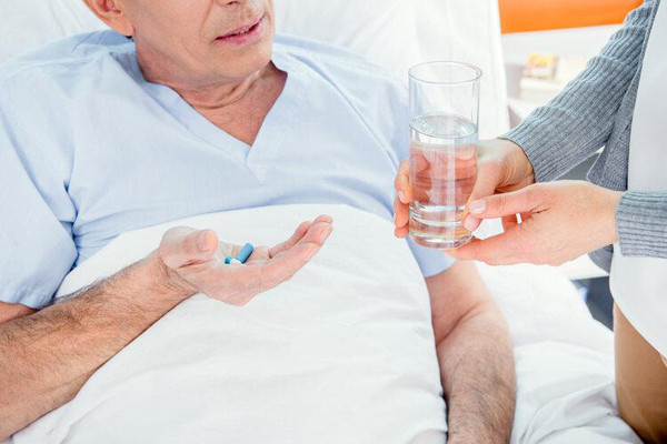 Những ngày đầu, bác Trương uống nước ép hành tây, nhận thấy hiệu quả kiểm soát huyết áp rõ rệt nên rất mừng. Bác quyết định dừng uống thuốc, sử dụng nước ép hành tây hoặc đồ ăn từ hành tây hàng ngày. (Ảnh: 39Health)