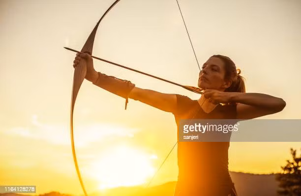 Thậm chí, có những cô gái còn không ngại mặc bikini khi bắn cung, khiến người nhìn lo lắng "nín thở", bởi chỉ cần vận động mạnh là có thể để lộ vùng nhạy cảm trước đám đông.