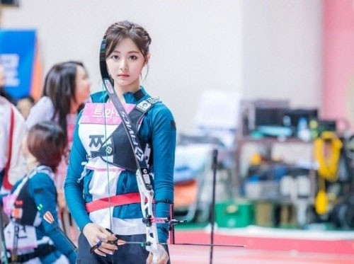 Những vận động viên chuyên nghiệp cũng rất chú trọng đến trang phục sân bắn. Trong khi đó, những người đến với bắn cung để trải nghiệm, rèn luyện sức khỏe thì yêu cầu trang phục không quá khắt khe. Trang phục được chọn thường là đồ tập gym, quần áo kín đáo, dễ vận động.