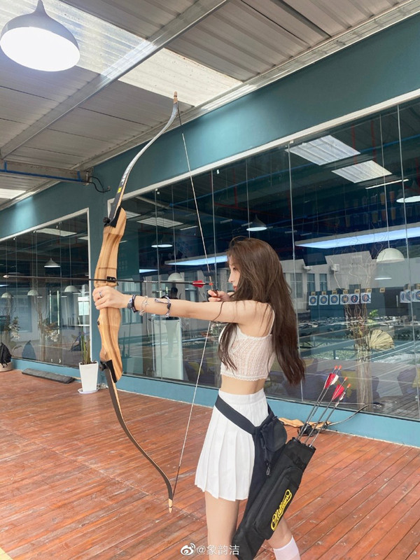 Dù vậy, có người cho rằng mỹ nhân đến trường bắn như một hình thức giải trí, trải nghiệm nên không cần quá khắt khe về trang phục.