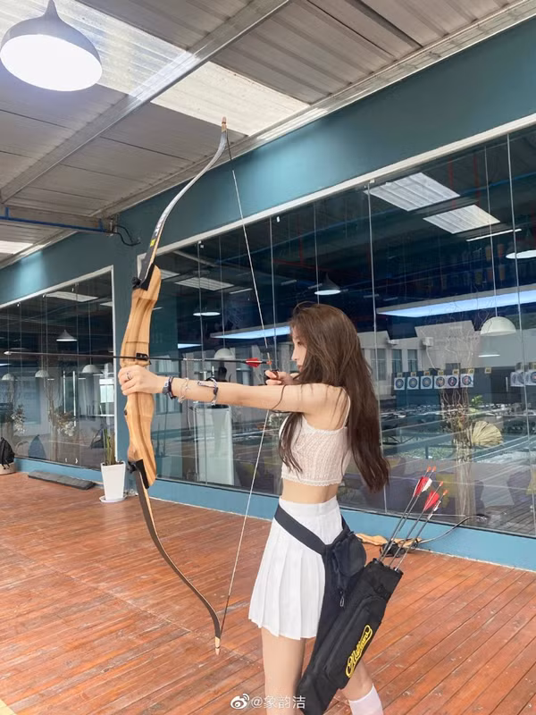 Dù vậy, có người cho rằng mỹ nhân đến trường bắn như một hình thức giải trí, trải nghiệm nên không cần quá khắt khe về trang phục.