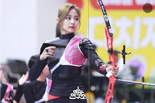 Là môn thể thao tĩnh song bắn cung đòi hỏi người tập huy động nhiều sức mạnh, sức bền và tập trung cao độ. Vì vậy, trang phục khi bắn cung thường là những set đồ thể thao, dễ vận động.