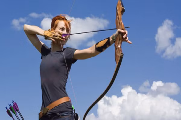 Chất lượng cuộc sống nâng cao, mọi người ngày càng quan tâm chăm sóc sức khỏe. Trong các môn tập, bắn cung đang là một trong những hình thức vận động được nhiều bạn trẻ yêu thích. (Ảnh: ES, imbc, getty, minh họa)