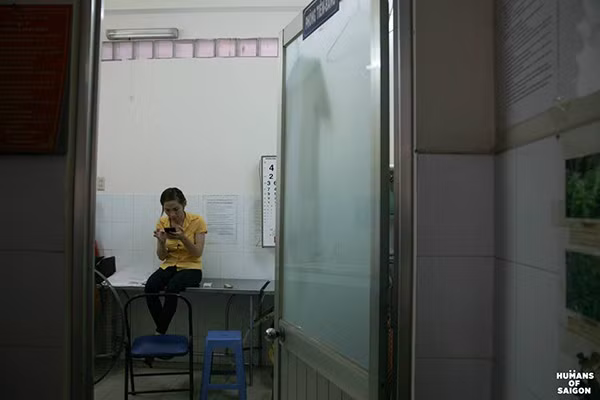 "Ba chị nói là chị không được yêu ai làm bác sĩ cả, vì những người đó sẽ nghĩ chị bị bệnh. Nhưng chị đang yêu một người, anh ấy là bác sĩ, ảnh tốt lắm và ảnh cũng thương chị. Nhưng mọi chuyện cũng chưa đâu vào đâu hết. Mà chị hổng buồn mấy việc đó, hết tiền chị cũng không buồn. Chị buồn là nếu ba mẹ chị không có khoẻ thôi. Chứ mấy chuyện kia buồn làm gì trời."