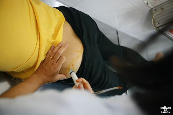 Vì thuốc được sử dụng dưới sự chỉ định của bác sĩ, nên việc tiêu thụ thuốc khá khắt khe. Theo liều lượng tương thích, mỗi tuần chị Ba sẽ phải đến trạm xá một lần để tiêm thuốc.