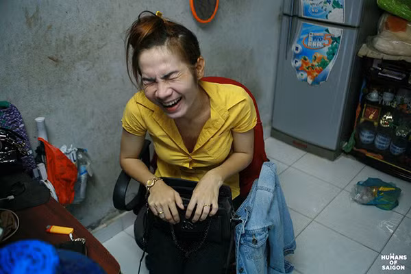 Lúc trước, chị Ba đã từng có thời gian ca hát trong những hội chợ đêm để kiếm thêm thu nhập cho bản thân. Có thể thấy ở con người chị Ba sự lạc quan, vì chị luôn tươi cười và ca hát mọi lúc. Được biết chị có dự định qua Thái Lan để thực hiện ước mơ trở thành con gái thực thụ.