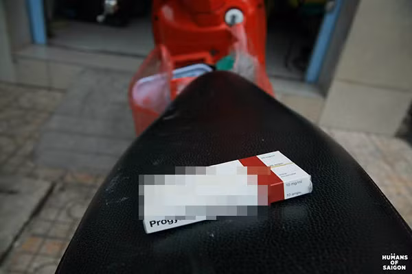 "Thuốc này không có ở Việt Nam đâu em. Nhập về thì mắc lắm, chị nhờ người quen xách tay từ nước ngoài về đó." Để đưa ra quyết định tiêm Hoóc môn nữ vào người, chị cũng đã suy nghĩ một thời gian để rồi quyết tâm làm trước khi thực hiện phẫu thuật.