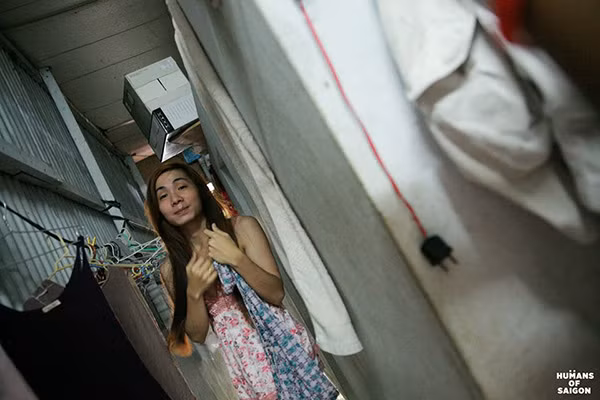 Như một người con gái thực thụ, phơi quần áo, tắm rửa và trang điểm trước khi ra khỏi nhà luôn được chị Ba quan tâm một cách chu đáo.