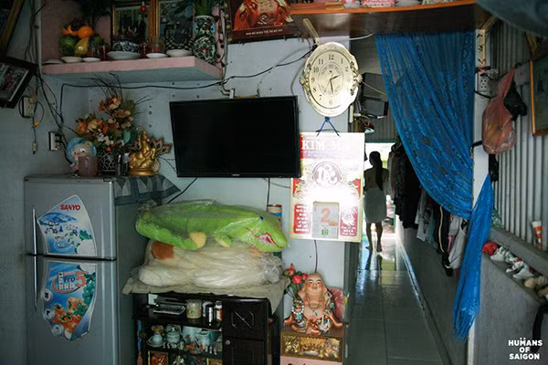 Căn nhà nhỏ khá lụp sụp, là chỗ "chui ra rúc vào" hàng ngày của chị Ba.