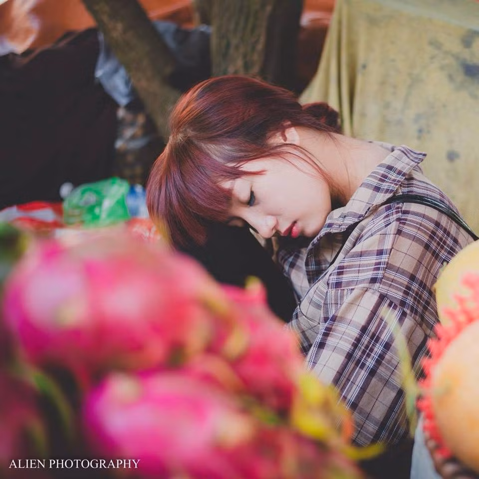 Sau mỗi buổi học, mong muốn của Huyền Trang là được trở về quầy, bán hàng để kiếm thêm thu nhập, trang trải thêm cho cuộc sống của bản thân, đỡ đần phần nào cho gia đình.