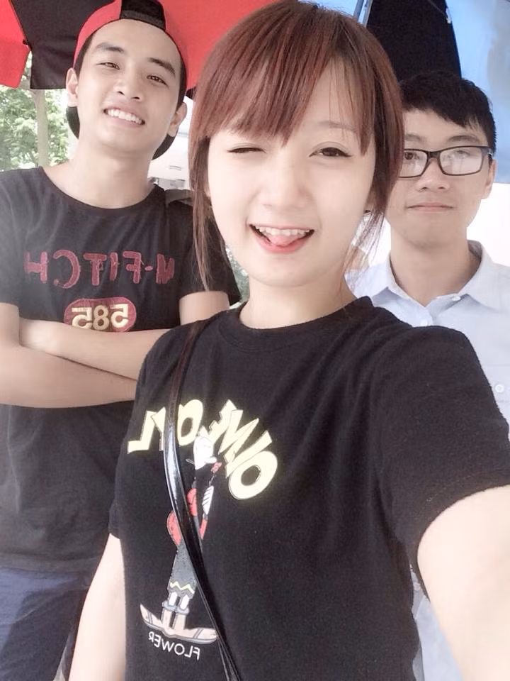 Một trong những lý do khác để Huyền Trang quyết định làm thêm công việc bán hoa quả, theo chia sẻ của cô bạn là do đây cũng là nghề mà mẹ của Trang đã làm để nuôi cô lớn khôn. Dù vất vả, bụi bặm… nhưng Huyền Trang vẫn cảm thấy rất yêu quý, trân trọng công việc này.